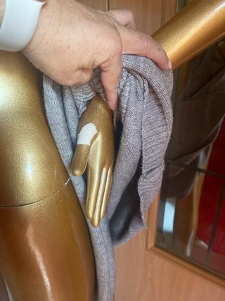 Maniquí color dorado, completo con ruedas