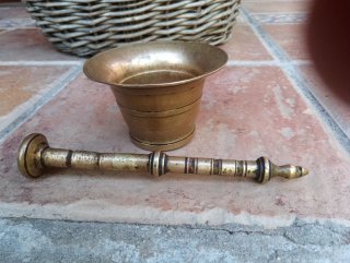 Mortero y mano de bronce antiguo