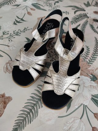 Sandalias piel doradas