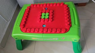Mesa de actividades para bebés