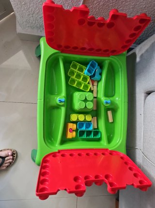 Mesa de actividades para bebés