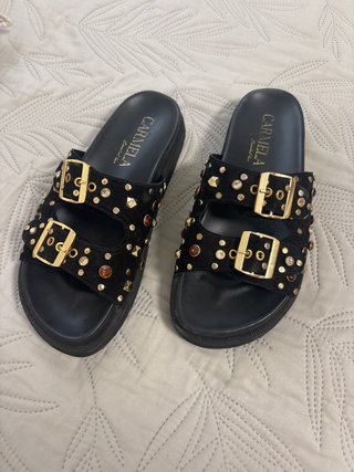 Sandalias CARMELA negras con adornos dorados