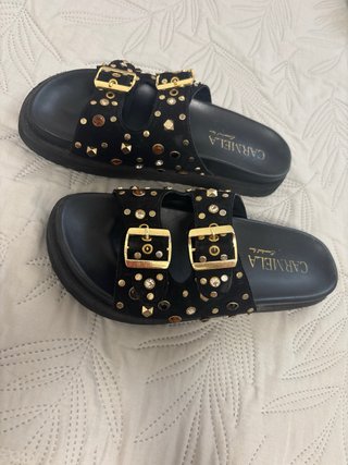 Sandalias CARMELA negras con adornos dorados