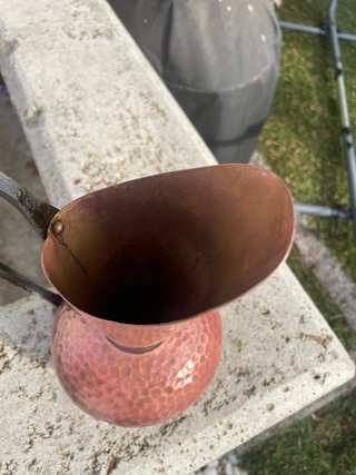 Jarrón de cobre martillado antiguo