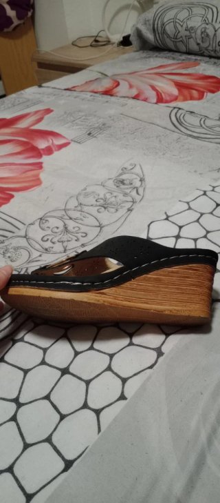 Sandalias de mujer negras y doradas