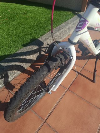 Bicicleta infantil blanca y rosa