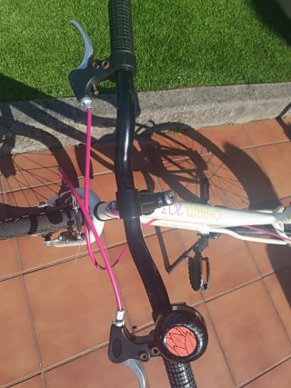 Bicicleta infantil blanca y rosa