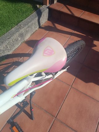 Bicicleta infantil blanca y rosa