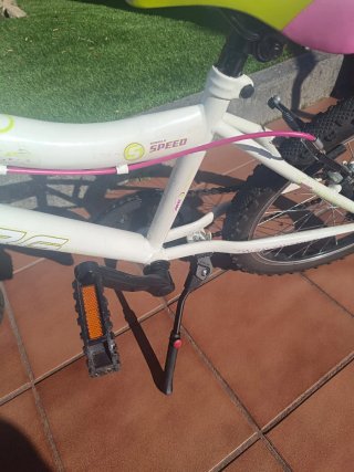 Bicicleta infantil blanca y rosa