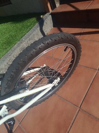 Bicicleta infantil blanca y rosa