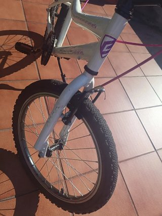 Bicicleta infantil blanca y rosa