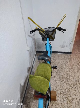 Bicicleta azul con cesta