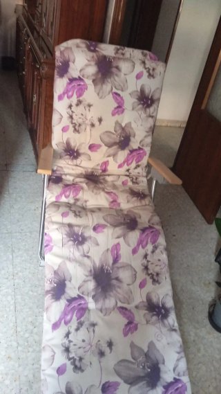 Tumbona floral beige y morada