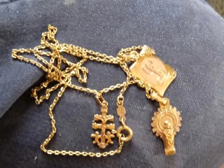 Cadena de oro amarillo con colgantes