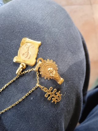 Cadena de oro amarillo con colgantes