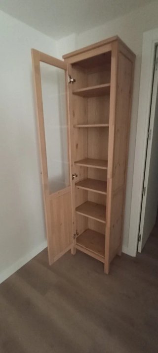 Vitrina de pino con baldas y puertacon cristal.