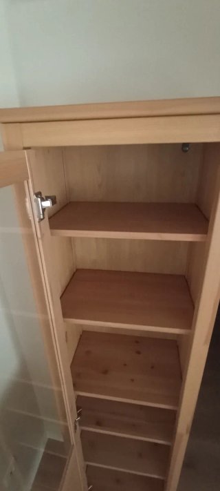 Vitrina de pino con baldas y puertacon cristal.