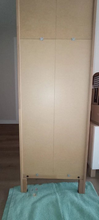 Vitrina de pino con baldas y puertacon cristal.