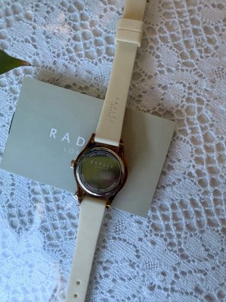 Reloj Radley Beige y Marrón con Charm