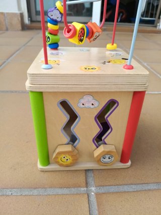 Cubo de actividades de madera