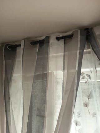 Cortinas grises y blancas con barras extensibles