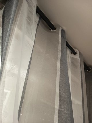 Cortinas grises y blancas con barras extensibles