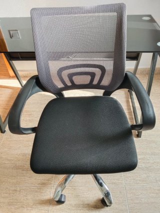Escritorio de cristal y silla de oficina