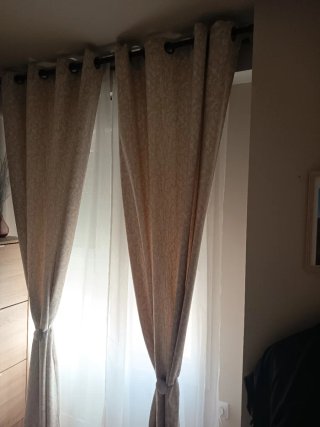 Cortinas opacas beige con barra extensible