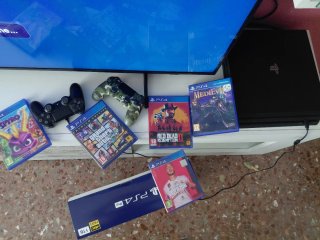 PS4 Pro Fortnite Edition + 2 Controller + 5 Games