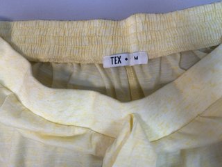 Pantalón corto amarillo claro con encaje