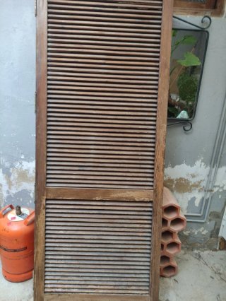 Puerta de madera con lamas