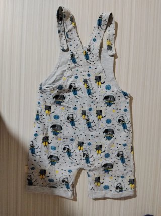 Conjunto bebé niño camiseta y peto estampado