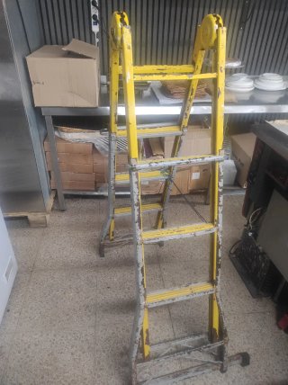 Escalera amarilla plegable