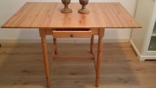 Mesa de comedor de madera