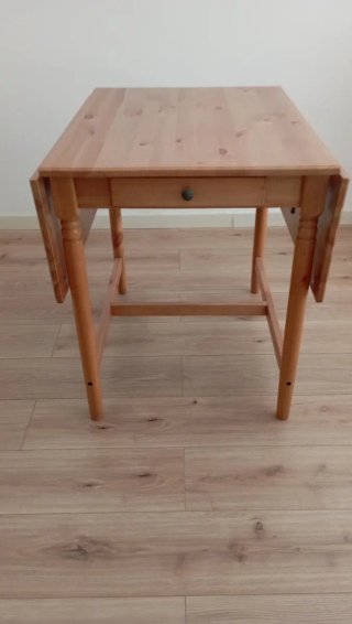 Mesa de comedor de madera