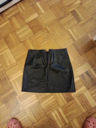 Minifalda polipiel con cinturones