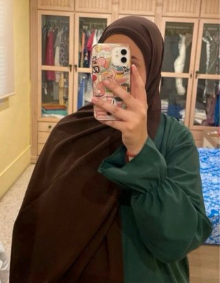 Hijab muselina plisada marrón