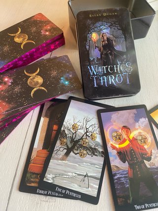 Carte dei tarocchi Witches di Ellen Dugan in scatola con guida