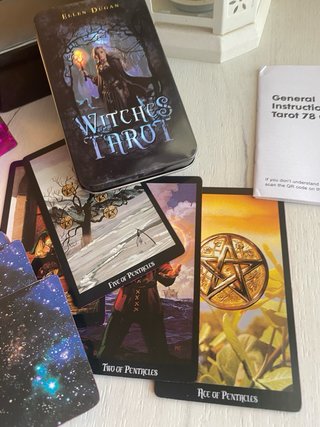 Carte dei tarocchi Witches di Ellen Dugan in scatola con guida