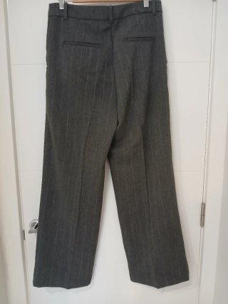 Pantalón de vestir gris con raya diplomática