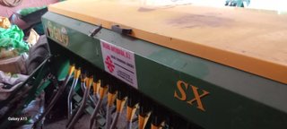 Sembradora agrícola verde y motor deuhz