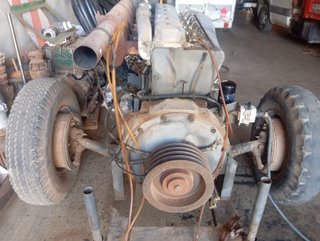 Sembradora agrícola verde y motor deuhz