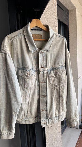 Cazadora vaquera Zara desgastada