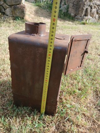 Estufa pequeña de leña hecha mano