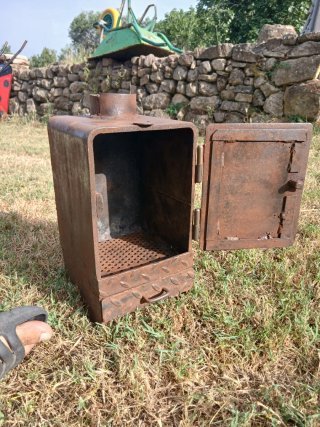 Estufa pequeña de leña hecha mano