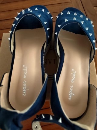 Sandalias cuña tachuelas azul marino