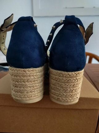 Sandalias cuña tachuelas azul marino