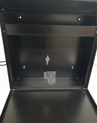 Buzón de pared negro con cerradura