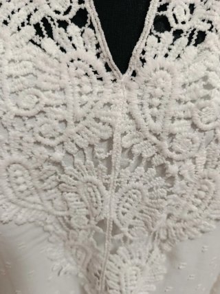 Elegante blusa blanca con encaje
