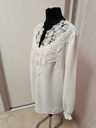 Elegante blusa blanca con encaje